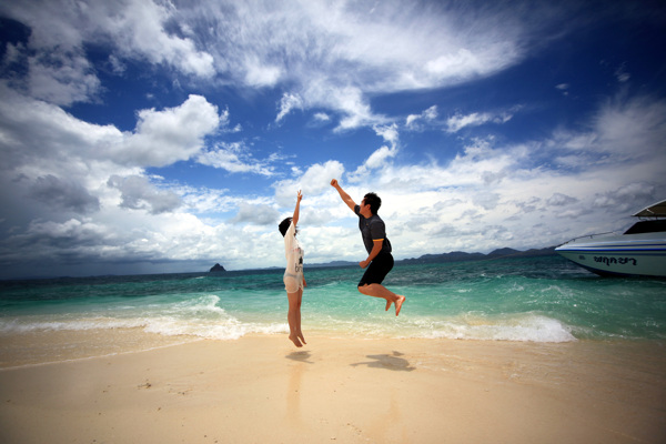 海邊沙灘的情侶圖片