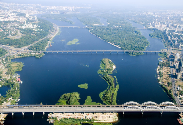 鸟瞰城市河流风景图片