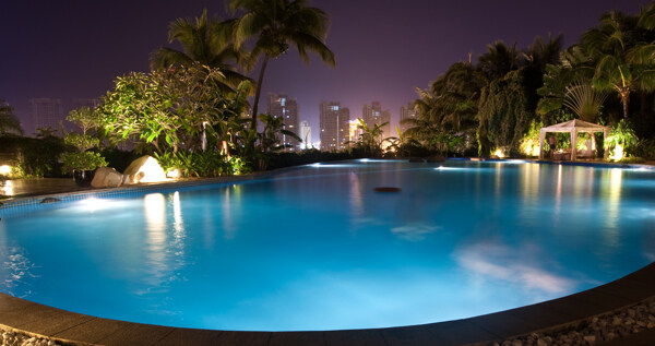 泳池夜景图片