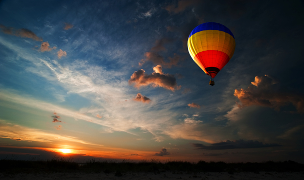 黄昏热气球图片