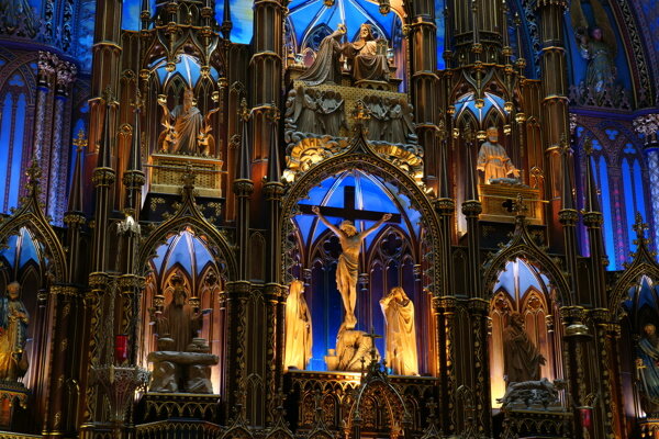蒙特利尔圣母大教堂内景受难的耶稣雕塑图片