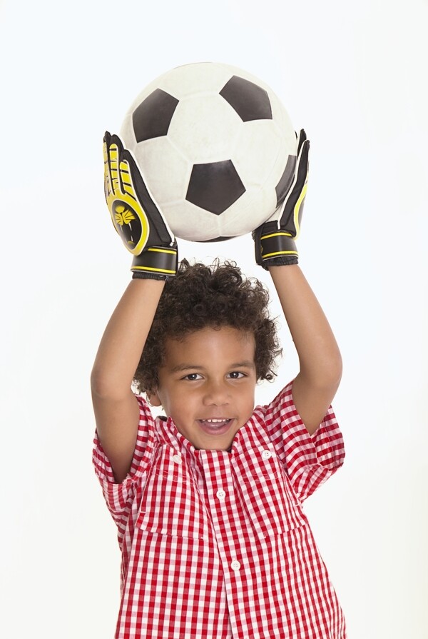 玩足球的小男孩图片