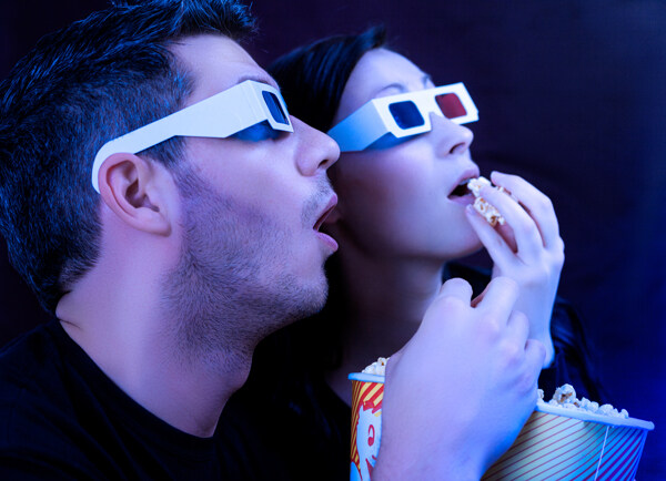 一起看3D电影的情侣图片