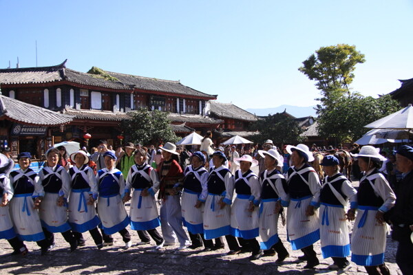 云南四方街纳西族舞蹈图片