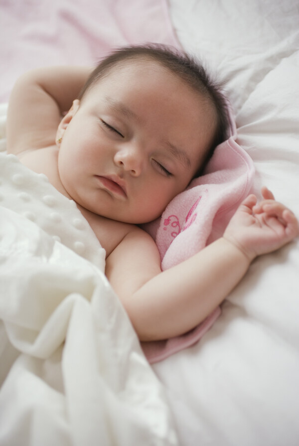 熟睡的小宝宝图片