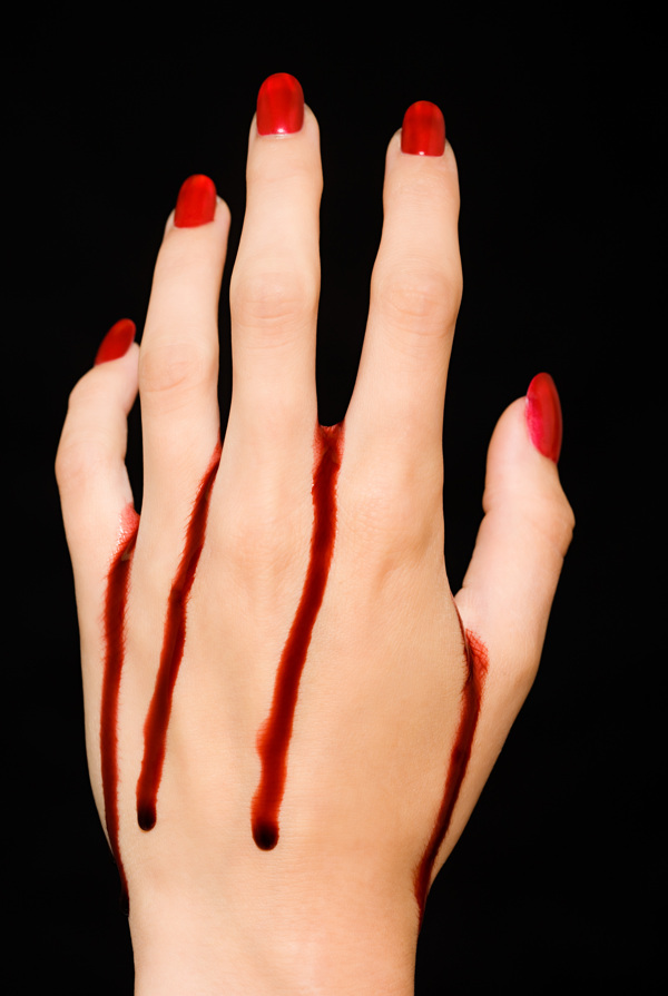 红指甲滴血的手背图片图片