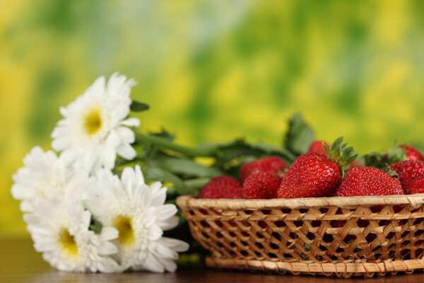 竹篮里的草莓与鲜花
