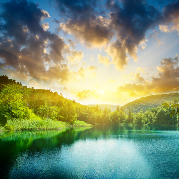 平湖日出绚丽如镜图片
