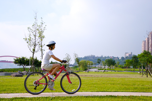 親子休閑腳踏車(chē)自行車(chē)腳踏車(chē)賽車(chē)戶(hù)外運(yùn)動(dòng)車(chē)道風(fēng)景草坪