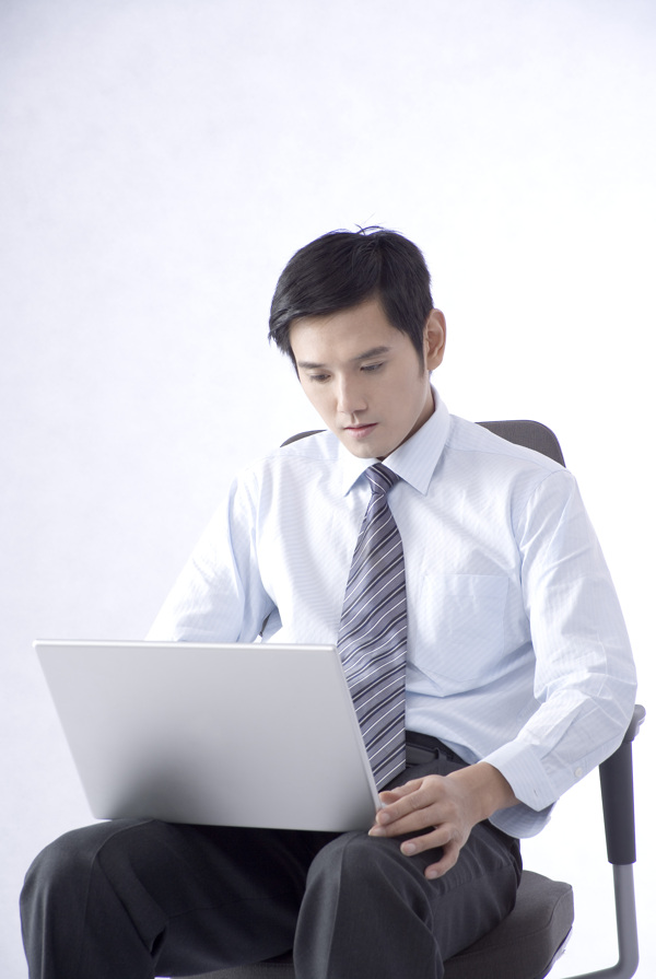 穿著西裝上網(wǎng)的男人圖片圖片