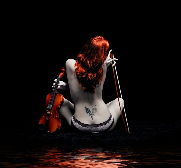 拉小提琴的性感美女图片
