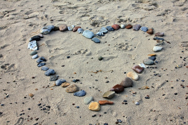 海滩小石头爱心图片
