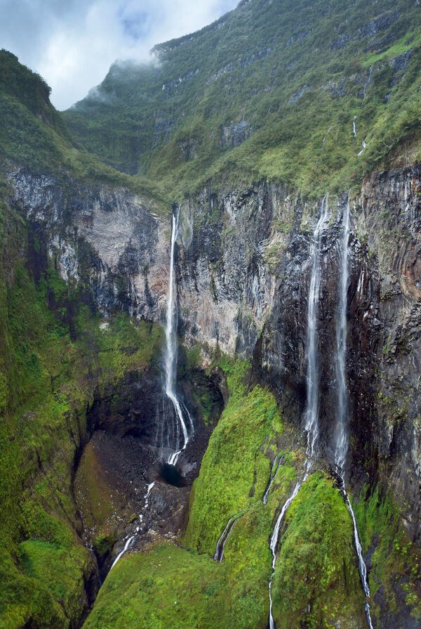 悬崖上的瀑布风景摄影