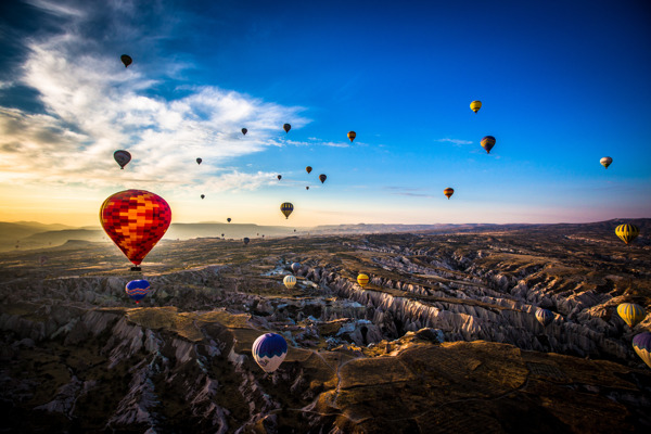 空中热气球风景图片
