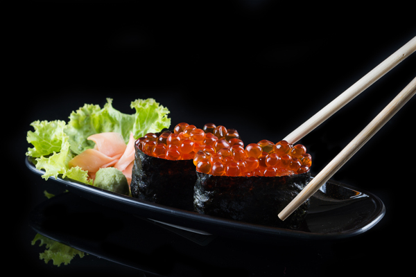 日本鱼子酱寿司图片