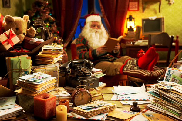 堆满信封的桌面和圣诞老人图片
