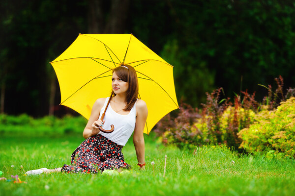 草地上打伞的美女图片