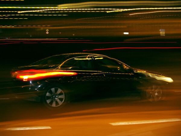夜色行駛的轎車圖片