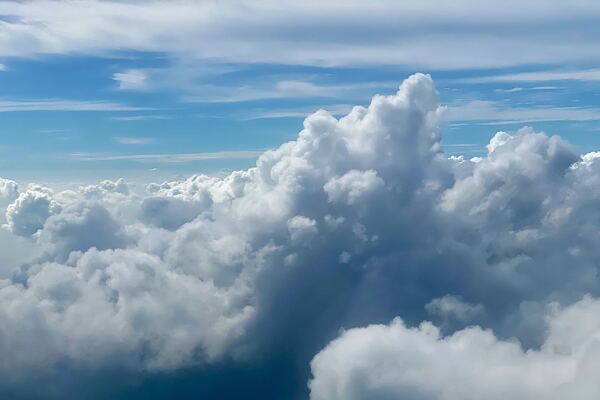 飞机上拍的云图片