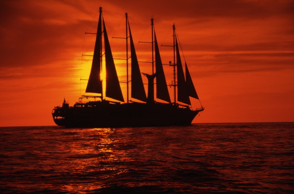 黄昏海上帆船风景图片