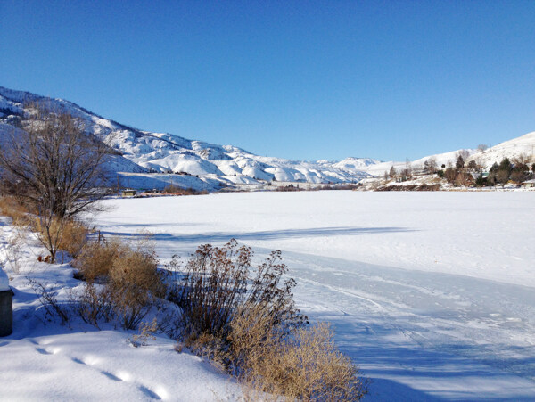 蓝天下的山间雪后美景