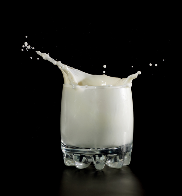 一杯动感牛奶摄影图片
