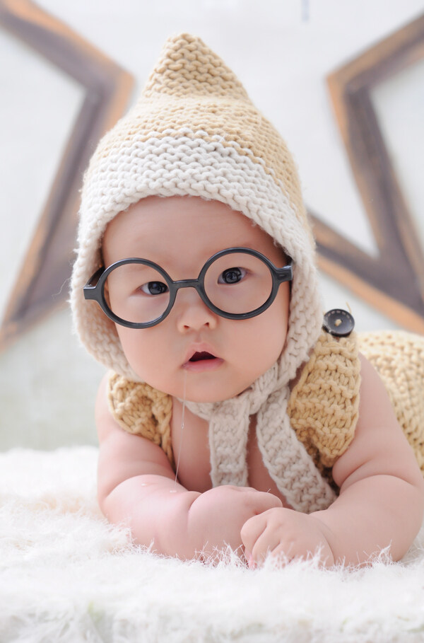 圆眼镜婴儿