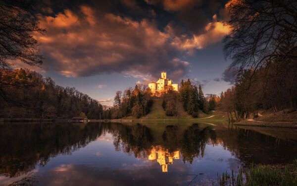 克罗地亚城堡湖泊傍晚天空
