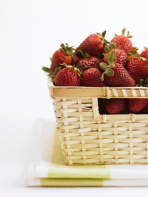 竹筐里满满的草莓高清图片下载
