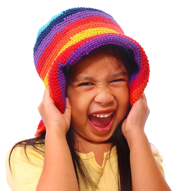玩得很开心快乐的女孩戴着一顶帽子