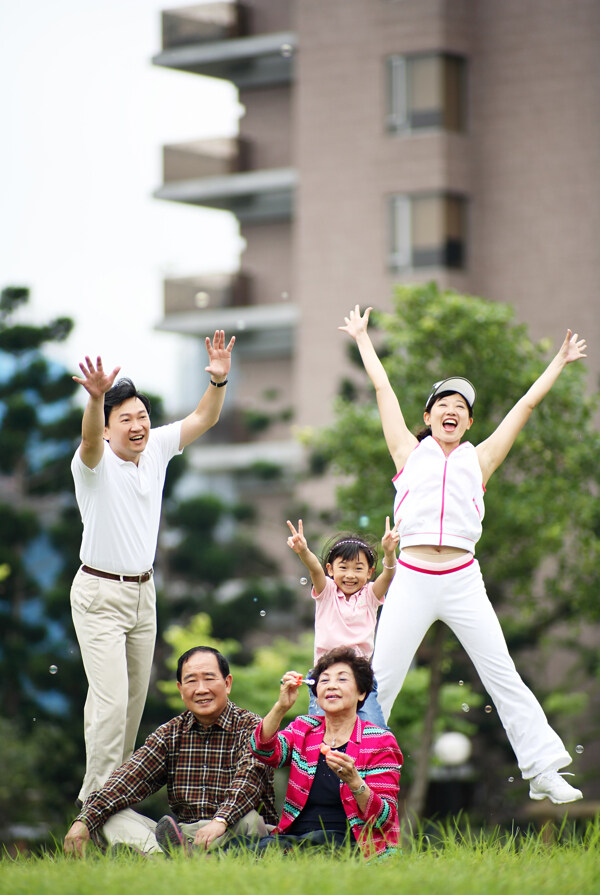 現(xiàn)代都市家庭幸福家庭一家三口野外渡假戶(hù)外生活美滿(mǎn)生活