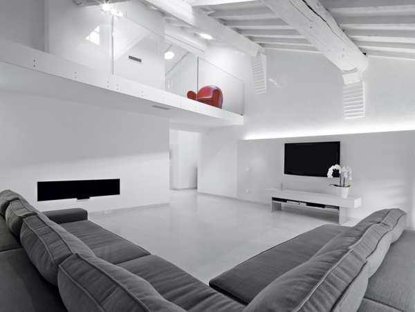 跃层式客厅灰色沙发和电视机图片