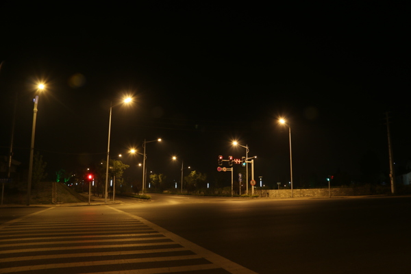 黑夜的路灯十字路口斑图片