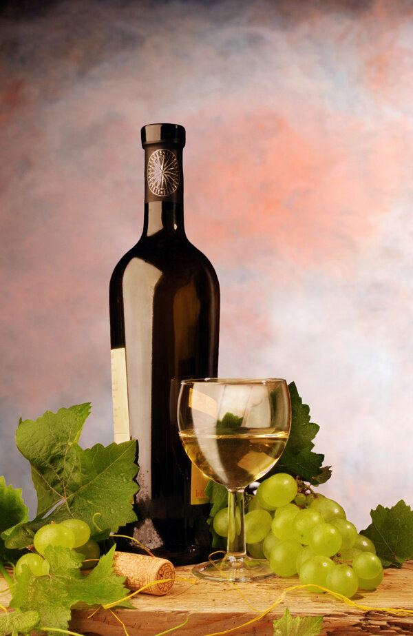 木板上的葡萄与葡萄酒