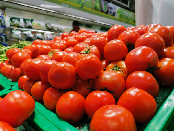 超市里的西红柿