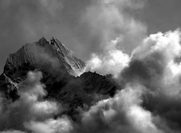 环绕珠穆朗玛峰的云雾图片