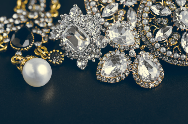 珍珠饰品与钻石首饰