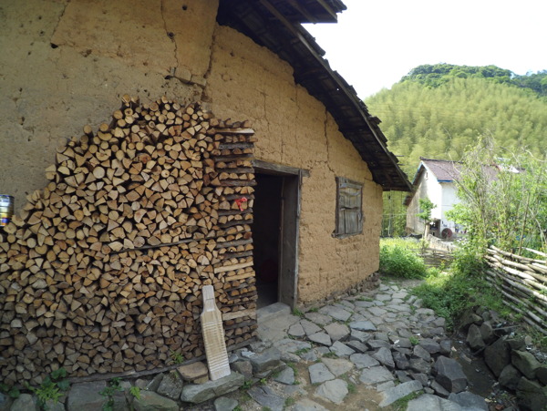山村的小屋圖片