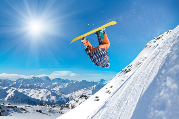 腾空跃起的滑雪运动员