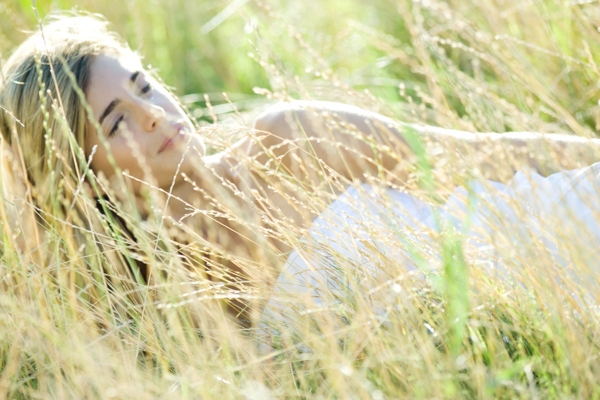 躺在草丛里的美女摄影图片