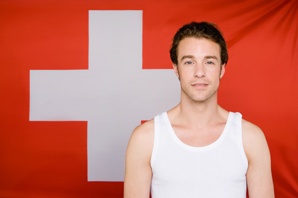 瑞士国旗前的外国男性图片