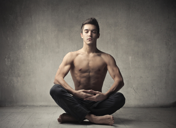 打坐练瑜伽的男人图片
