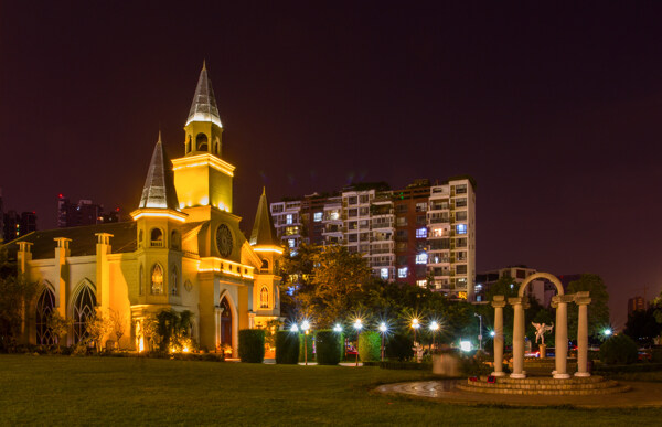 夜色中的戛纳湾教堂