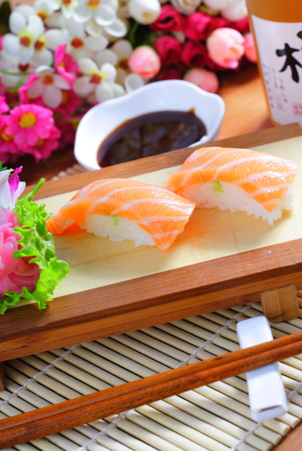 纹鱼寿司图片