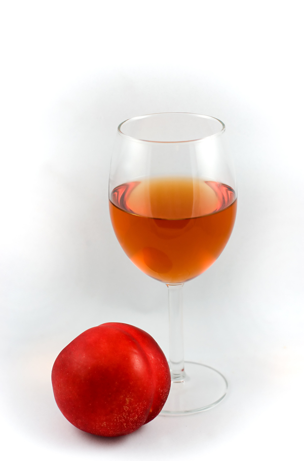 紅酒和桃子圖片