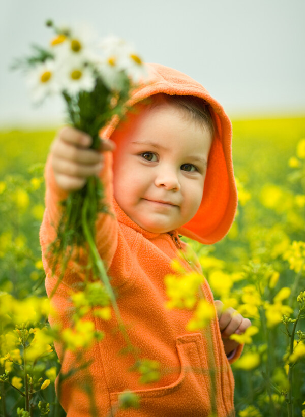 手拿鲜花的小孩图片