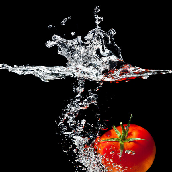 落入水里的西红柿
