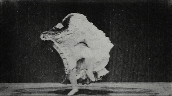 女人做奇怪的舞蹈录像歌舞表演的股票视频免费下载