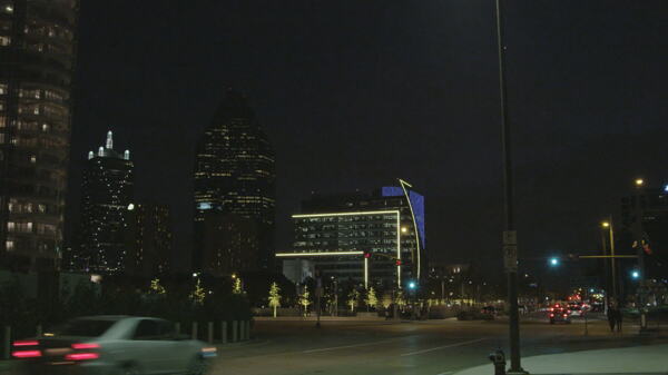 达拉斯的广角镜头的建筑物在夜间交通4K超高清视频免费下载