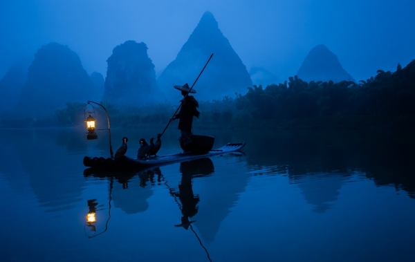 青山绿水夜景渔民小船